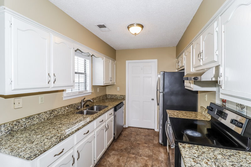 1,635/Mo, 2691 Country Lawn Cove Memphis, TN 38133 Kitchen View 2
