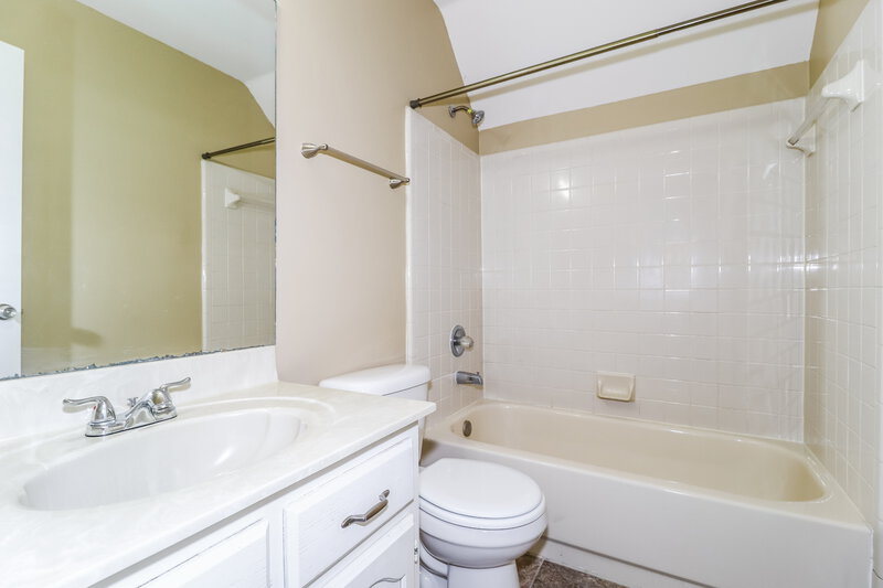 1,635/Mo, 2691 Country Lawn Cove Memphis, TN 38133 Main Bathroom View