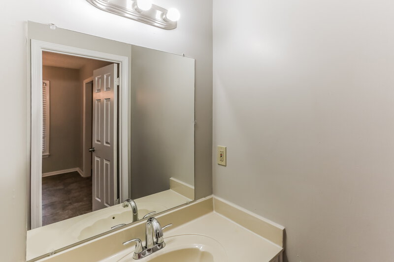 1,785/Mo, 8828 Chimneyrock Blvd Cordova, TN 38016 Bathroom View 2