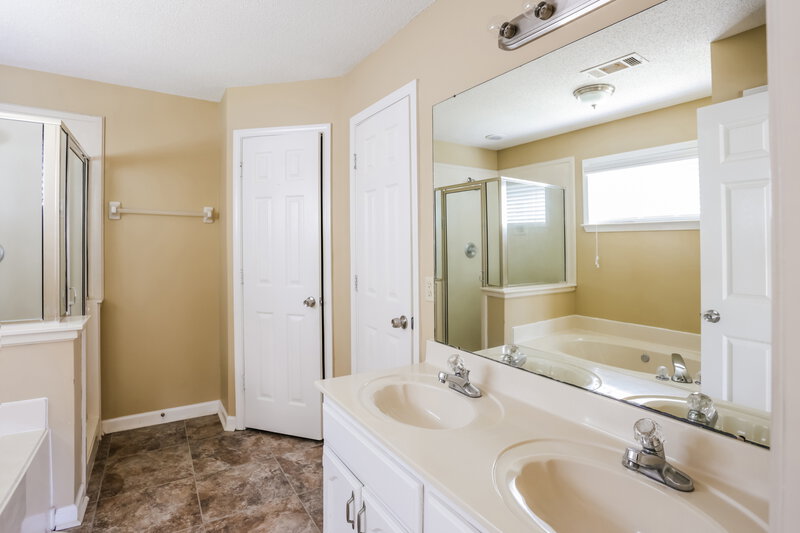 1,980/Mo, 6281 Lake View Cove Bartlett, TN 38135 Main Bathroom View