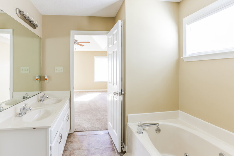 1,980/Mo, 6281 Lake View Cove Bartlett, TN 38135 Main Bathroom View 2