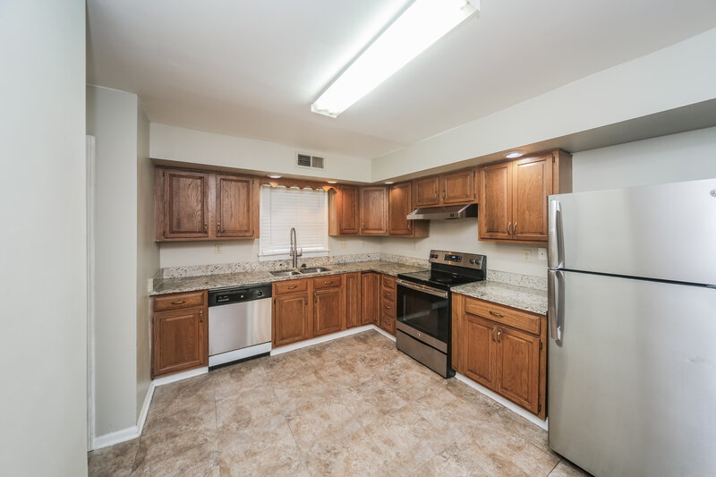 1,625/Mo, 7826 Winward Ln Memphis, TN 38119 Kitchen View