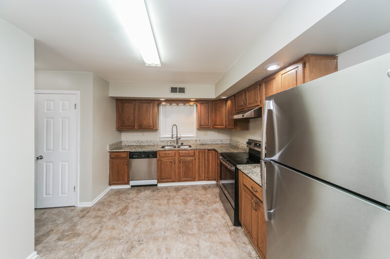 1,625/Mo, 7826 Winward Ln Memphis, TN 38119 Kitchen View 2