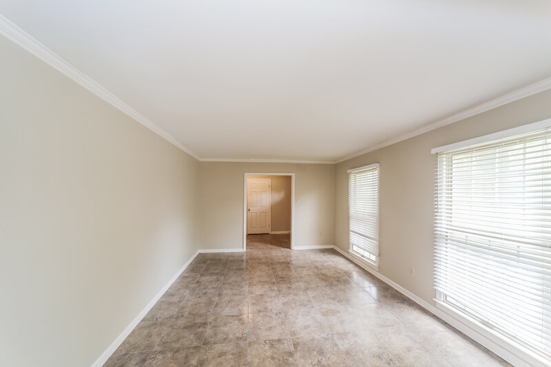 1,625/Mo, 7826 Winward Ln Memphis, TN 38119 Sitting Room View