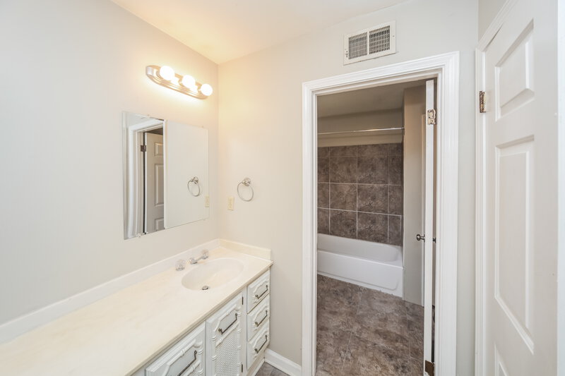 1,625/Mo, 7826 Winward Ln Memphis, TN 38119 Main Bedroom View 2