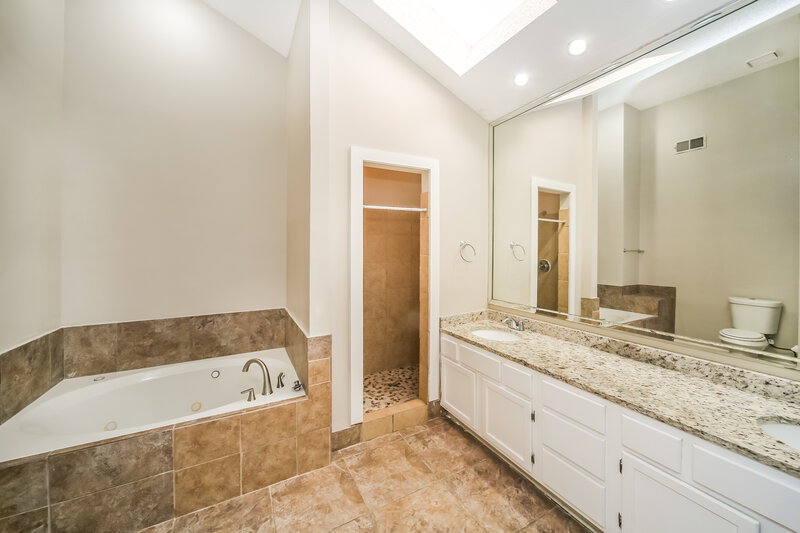 2,760/Mo, 760 Overcup Oaks Cove Cordova, TN 38018 Main Bathroom View