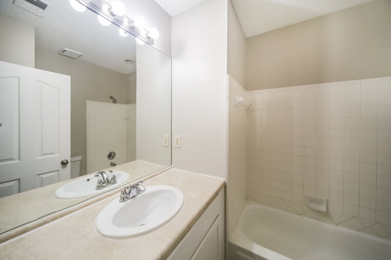 2,760/Mo, 760 Overcup Oaks Cove Cordova, TN 38018 Bathroom View