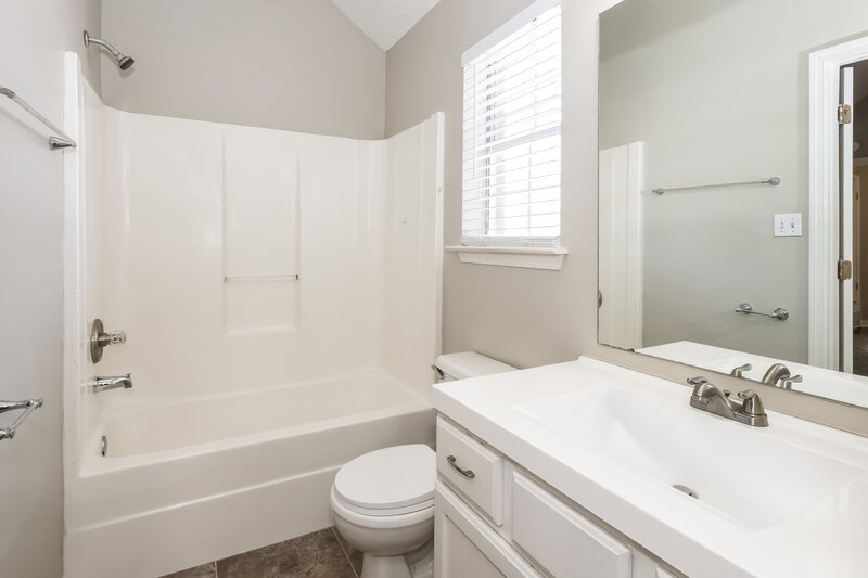 1,505/Mo, 5596 Walden Valley Cv Memphis, TN 38135 Bathroom View