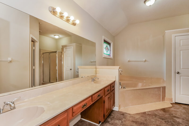 2,020/Mo, 4264 W Thunderstone Circle Memphis, TN 38125 Main Bathroom View