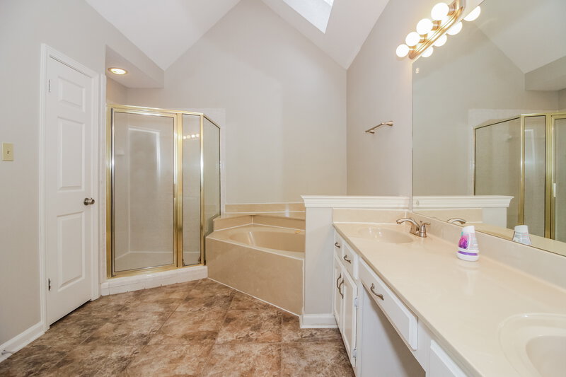 2,050/Mo, 405 Locust Grove Dr Cordova, TN 38018 Main Bathroom View