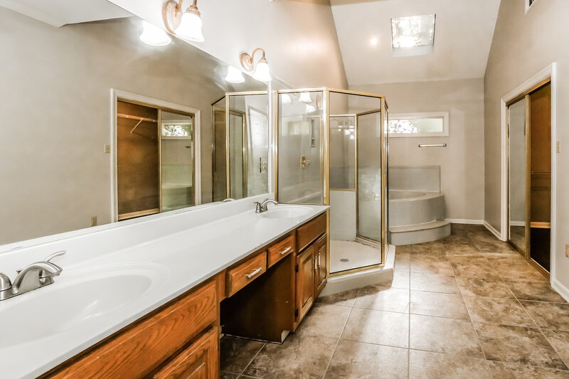 2,410/Mo, 2279 Hickory Path Dr Cordova, TN 38016 Main Bathroom View