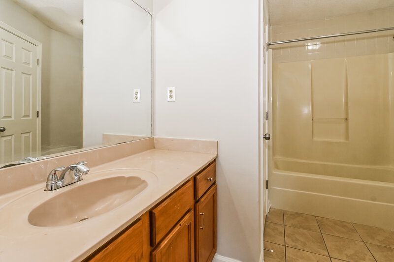 1,965/Mo, 971 Lorena Cove Cordova, TN 38018 Main Bathroom View