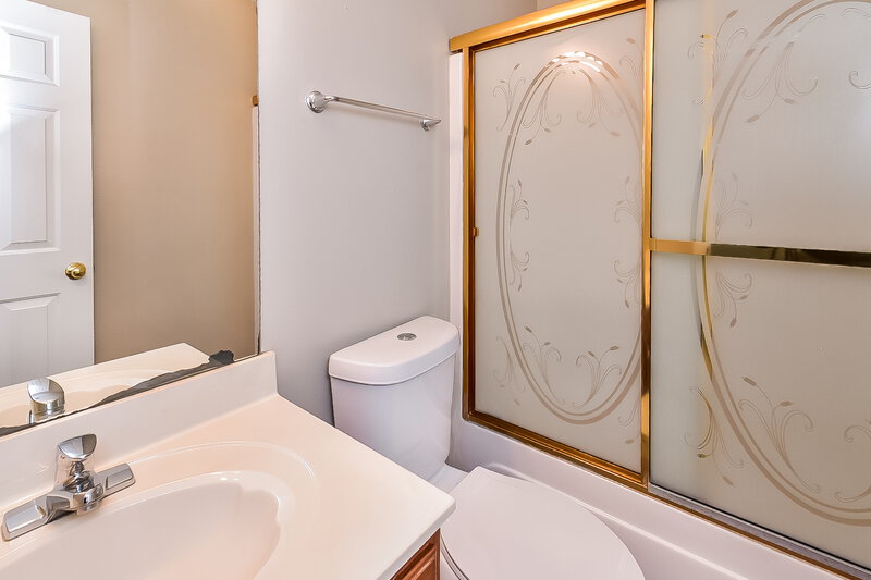 1,510/Mo, 7799 Fallstone Rd Memphis, TN 38125 Main Bathroom View