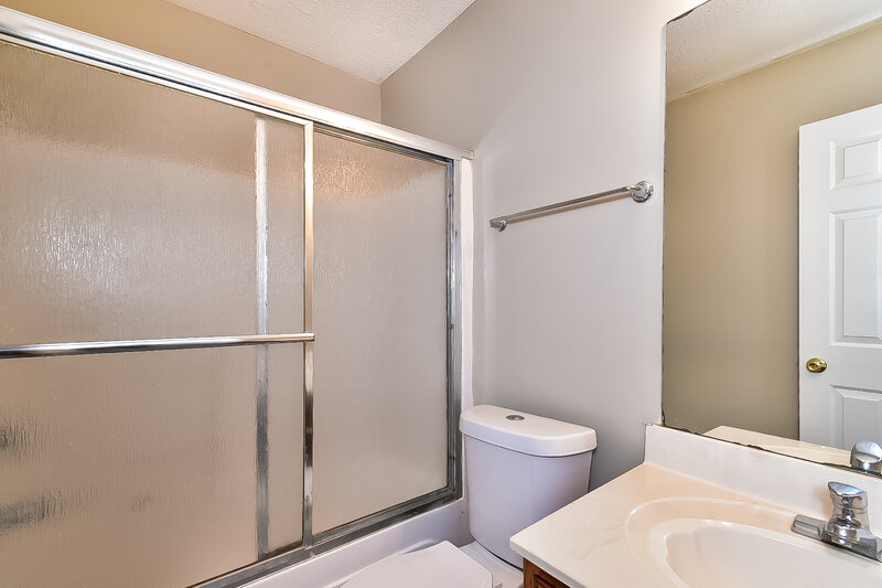 1,510/Mo, 7799 Fallstone Rd Memphis, TN 38125 Bathroom View