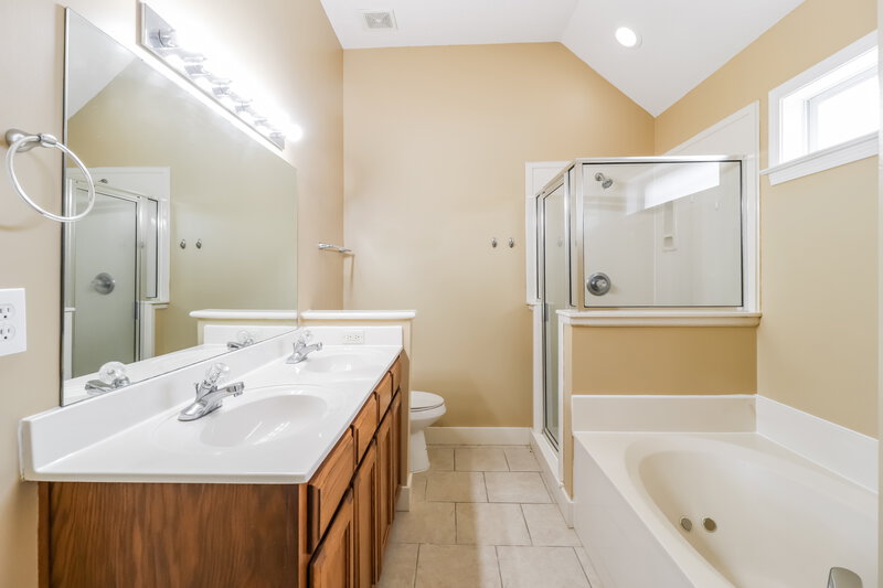 2,530/Mo, 1489 McAllen Cove Cordova, TN 38016 Main Bathroom View