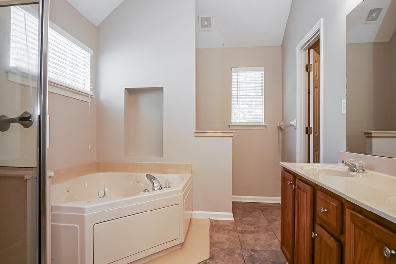 2,440/Mo, 5540 Mary Ln Arlington, TN 38002 Main Bathroom View