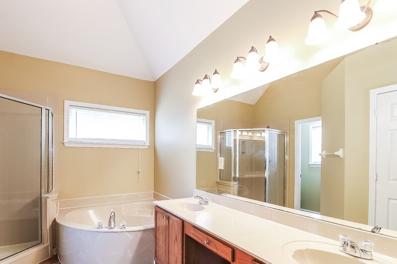 2,305/Mo, 10156 Lynham Dr Cordova, TN 38016 Main Bathroom View