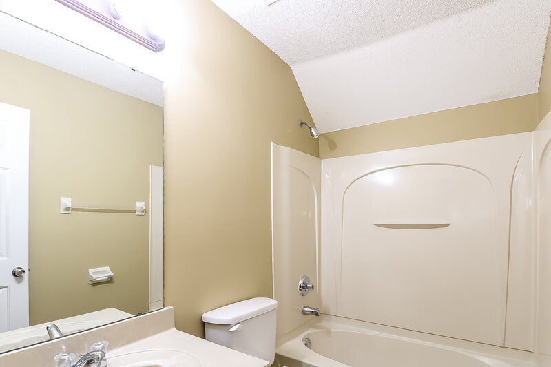 2,305/Mo, 10156 Lynham Dr Cordova, TN 38016 Bathroom View 2