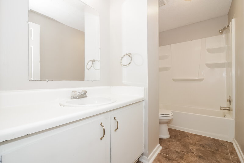 2,600/Mo, 7109 Centralia Rd Memphis, TN 38135 Main Bathroom View