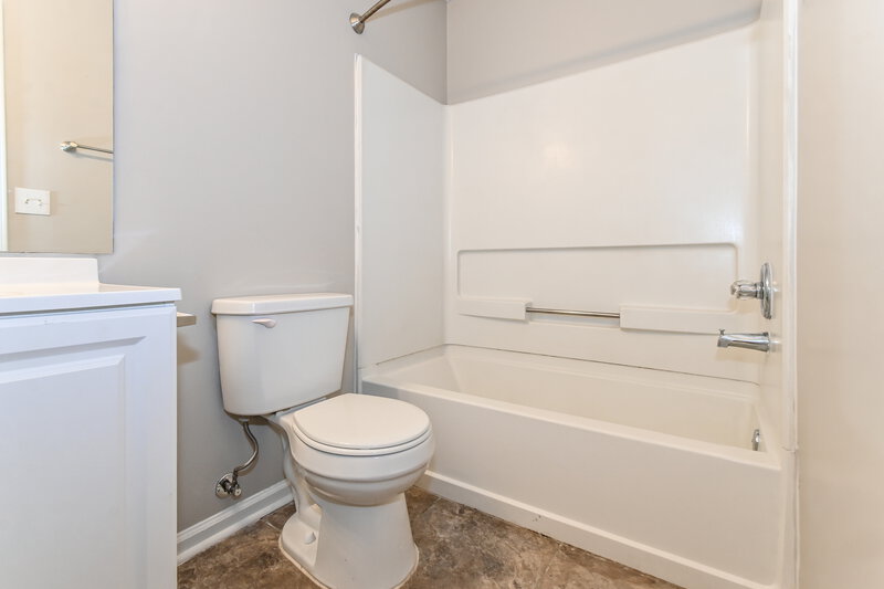 1,755/Mo, 7173 Charlton Way Cordova, TN 38018 Main Bathroom View
