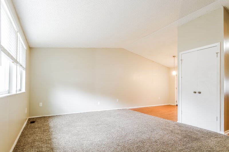 1,410/Mo, 4440 Indian Trail Dr Memphis, TN 38141 Living Room View 2