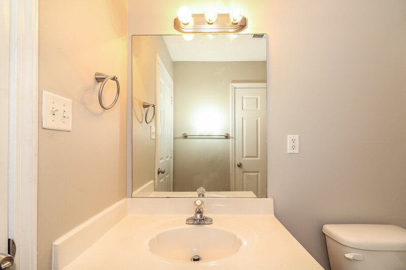 1,750/Mo, 7166 Charlton Way Cordova, TN 38018 Main Bathroom View