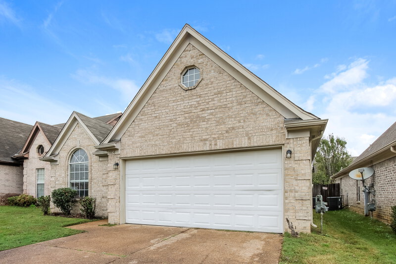 2,380/Mo, 7858 Fallstone Rd Memphis, TN 38125 Front View 2