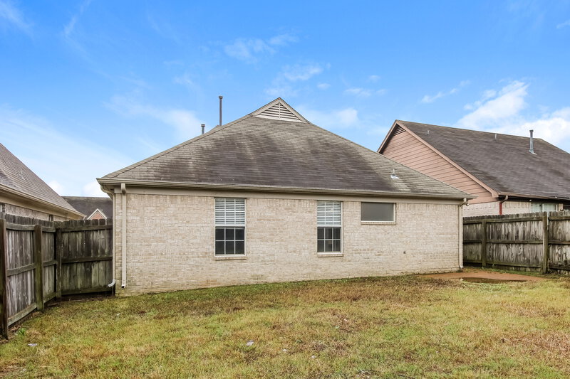 2,380/Mo, 7858 Fallstone Rd Memphis, TN 38125 Rear View