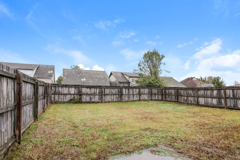 2,380/Mo, 7858 Fallstone Rd Memphis, TN 38125 Backyard View