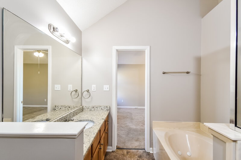 1,640/Mo, 7862 Fallstone Rd Memphis, TN 38125 Main Bathroom View 2