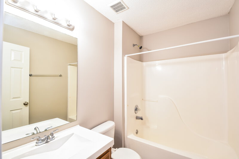 1,640/Mo, 7862 Fallstone Rd Memphis, TN 38125 Bathroom View