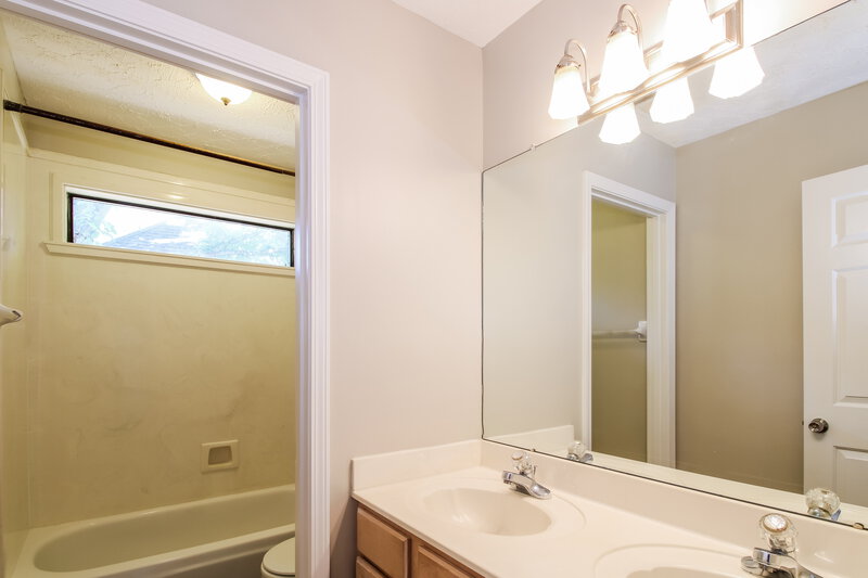 2,115/Mo, 1370 Cedar Hollow Dr Memphis, TN 38016 Bathroom View