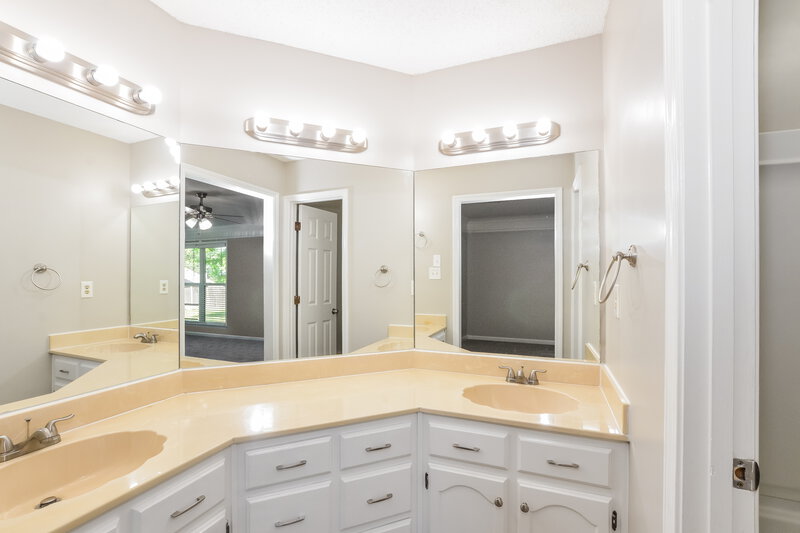 1,950/Mo, 5042 Overview Ridge Cove Memphis, TN 38141 Main Bathroom View