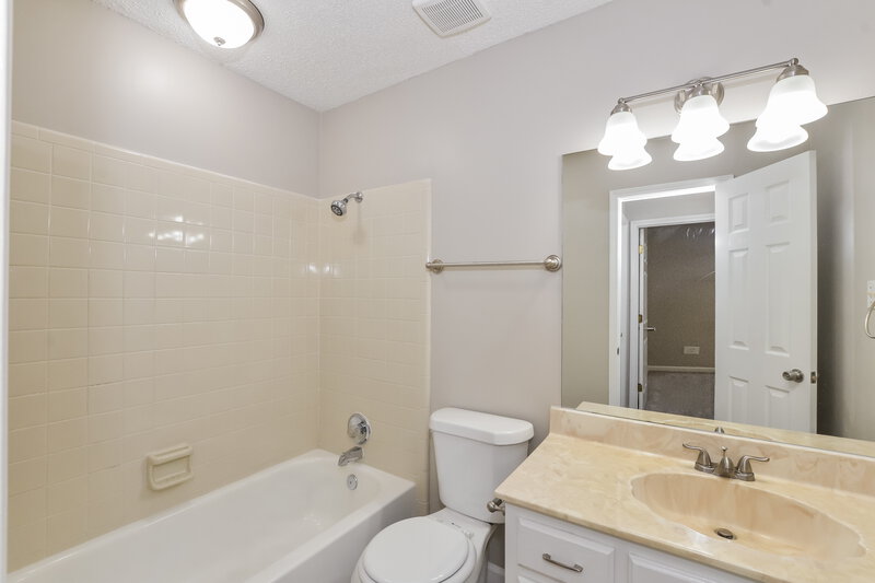 1,950/Mo, 5042 Overview Ridge Cove Memphis, TN 38141 Bathroom View