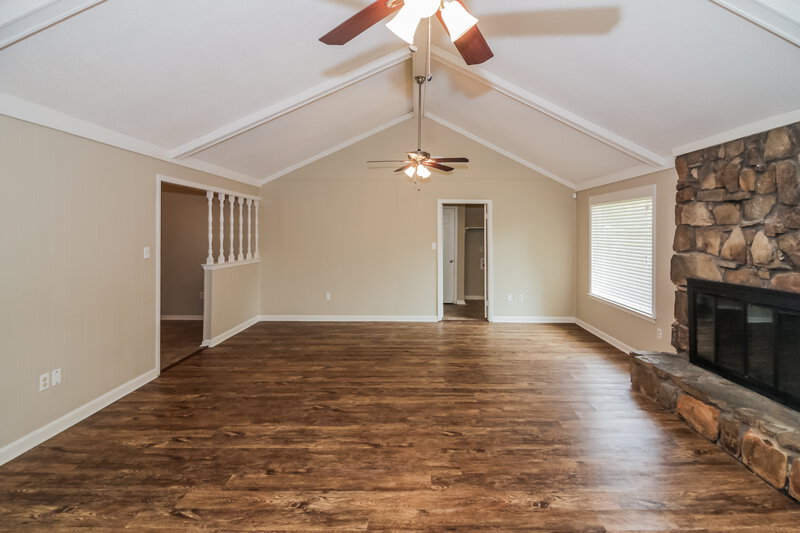 1,455/Mo, 4102 Royalcrest Dr Memphis, TN 38115 Living Room View