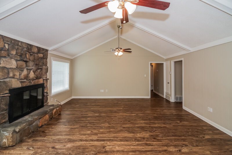 1,455/Mo, 4102 Royalcrest Dr Memphis, TN 38115 Living Room View 2