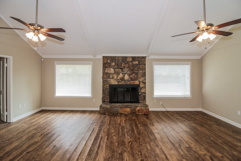 1,455/Mo, 4102 Royalcrest Dr Memphis, TN 38115 Living Room View 3