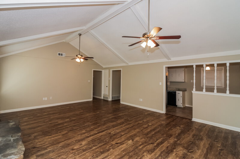 1,455/Mo, 4102 Royalcrest Dr Memphis, TN 38115 Living Room View 4