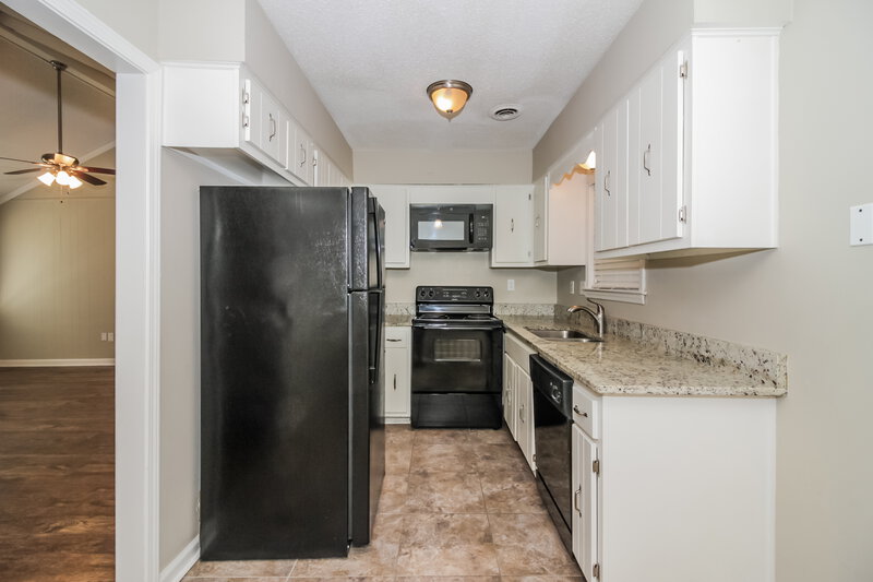 1,455/Mo, 4102 Royalcrest Dr Memphis, TN 38115 Kitchen View