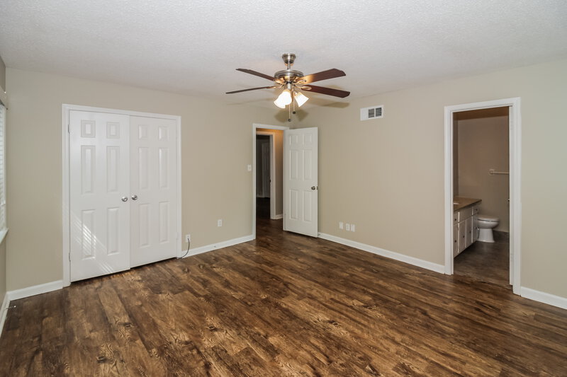 1,455/Mo, 4102 Royalcrest Dr Memphis, TN 38115 Main Bedroom View 2