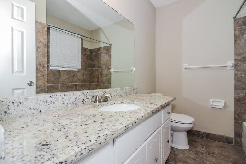 1,455/Mo, 4102 Royalcrest Dr Memphis, TN 38115 Main Bathroom View