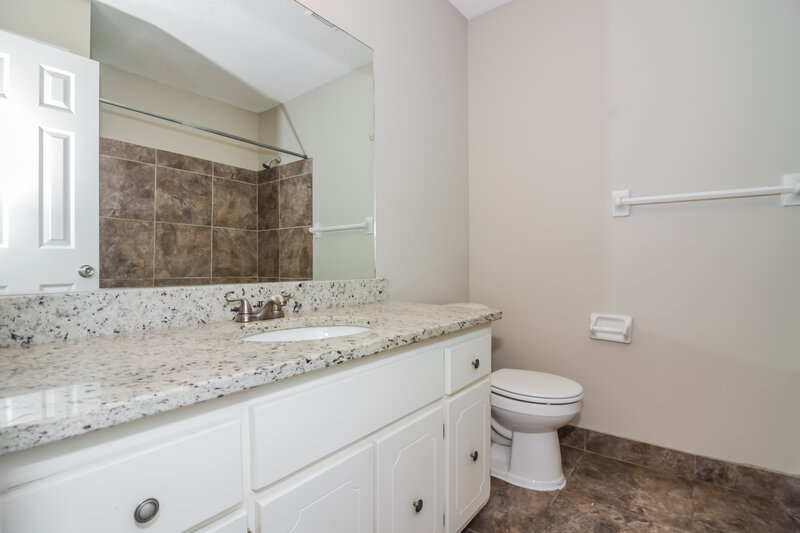 1,455/Mo, 4102 Royalcrest Dr Memphis, TN 38115 Main Bathroom View 2