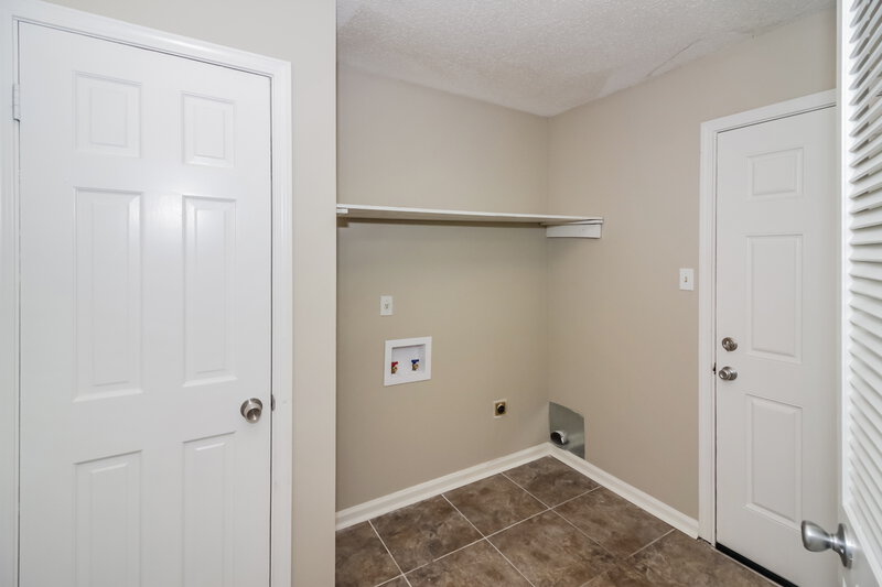1,455/Mo, 4102 Royalcrest Dr Memphis, TN 38115 Walk In Closet View