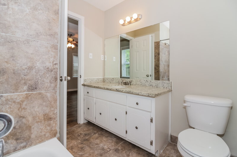 1,455/Mo, 4102 Royalcrest Dr Memphis, TN 38115 Bathroom View