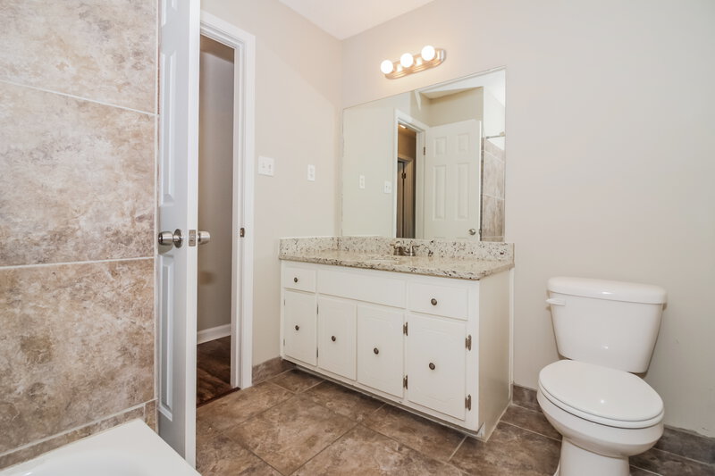 1,455/Mo, 4102 Royalcrest Dr Memphis, TN 38115 Bathroom View 2
