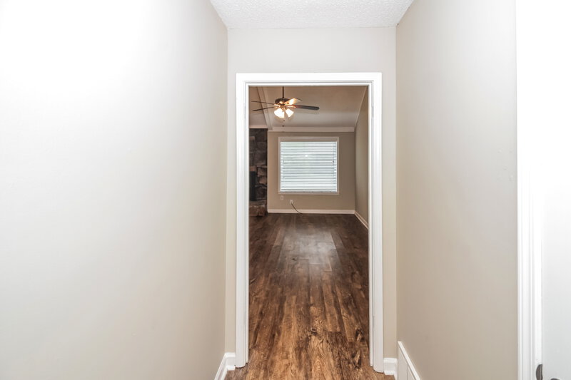 1,455/Mo, 4102 Royalcrest Dr Memphis, TN 38115 Hallway View