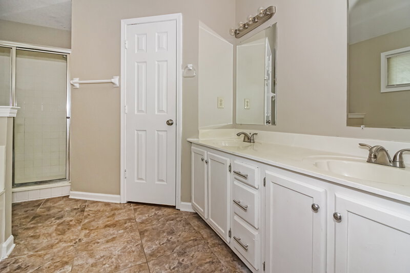 2,125/Mo, 8220 S Glynn Vale Cove Memphis, TN 38125 Main Bathroom View