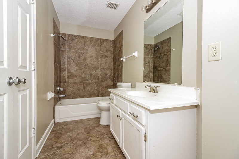 2,125/Mo, 8220 S Glynn Vale Cove Memphis, TN 38125 Bathroom View