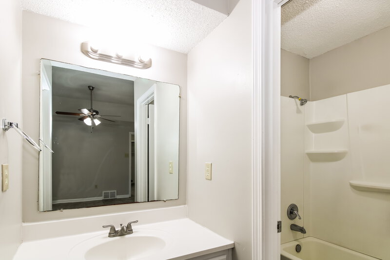 1,460/Mo, 6150 Valleydale Dr Memphis, TN 38141 Main Bathroom View