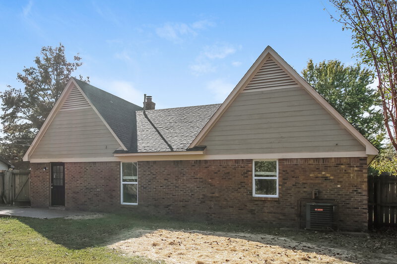 1,460/Mo, 6150 Valleydale Dr Memphis, TN 38141 Rear View